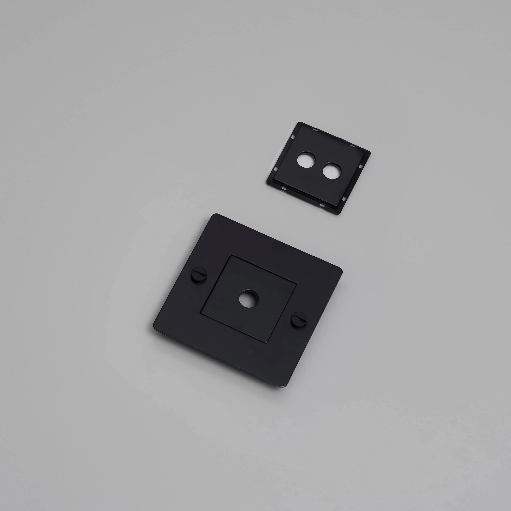 1G WALL PLATE / HORIZONTAL / WITH INFILLS / WITHOUT LOGO - Image 4