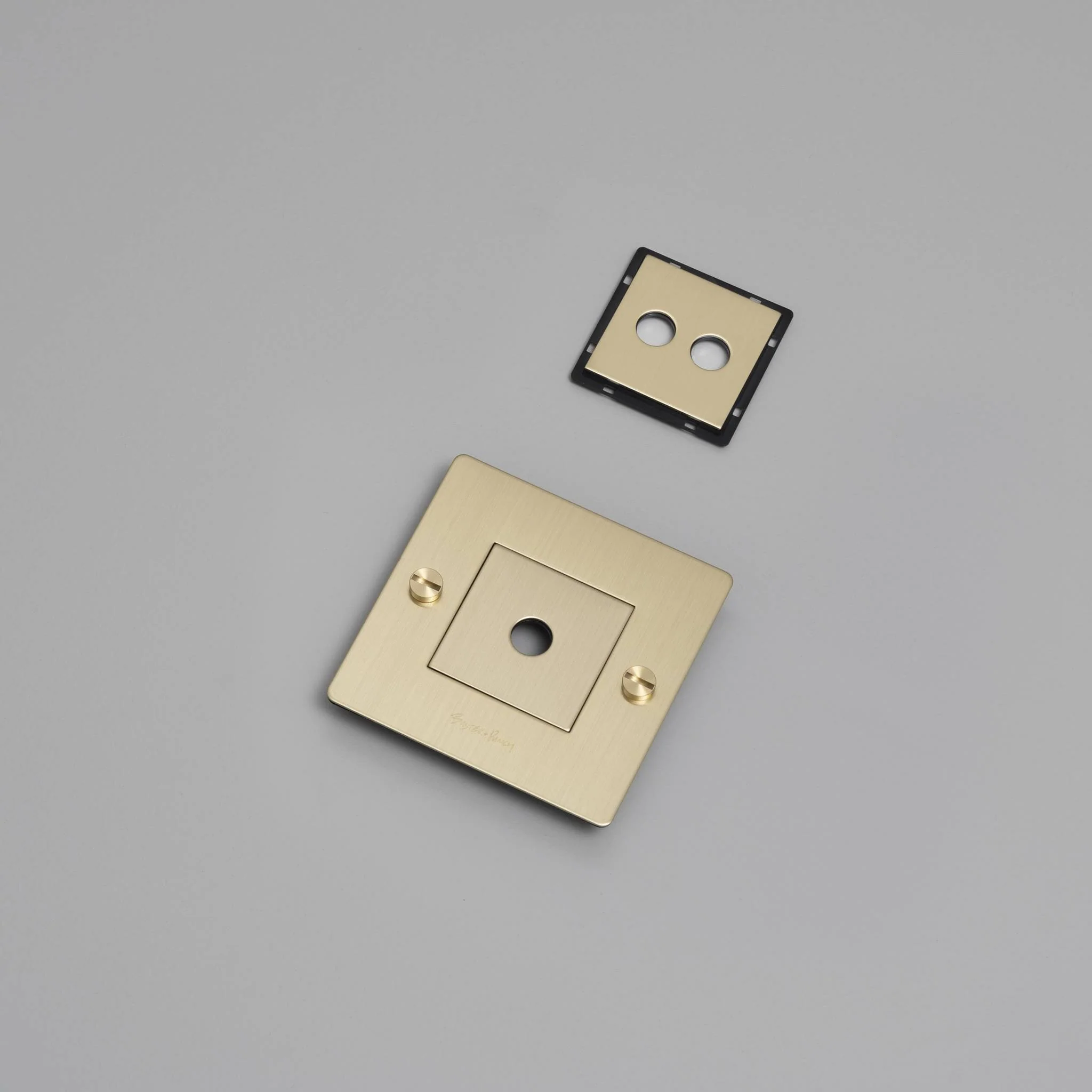 1G WALL PLATE / HORIZONTAL / WITH INFILLS / WITH LOGO
