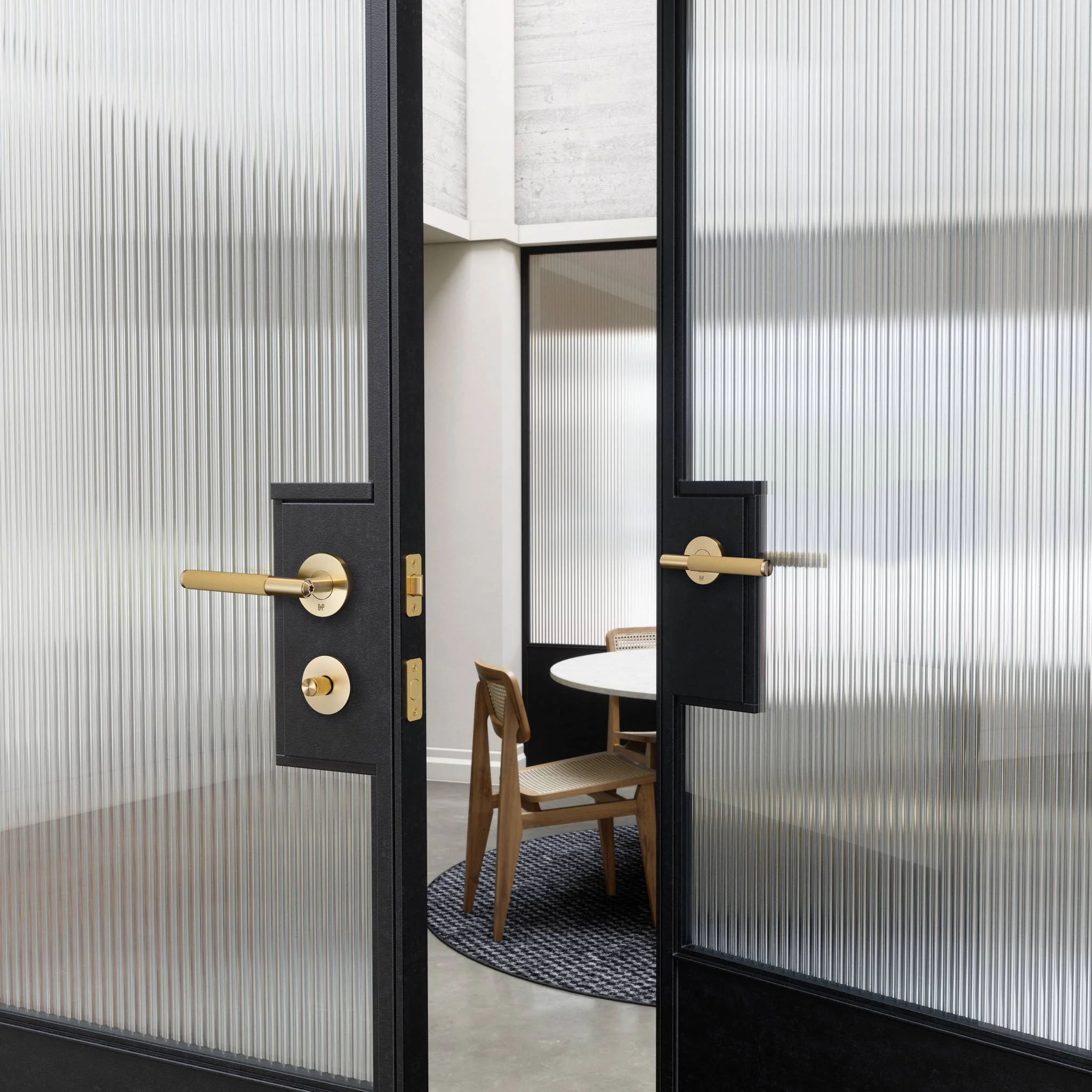 DOOR HANDLE SET / LINEAR / SPRUNG - Image 7